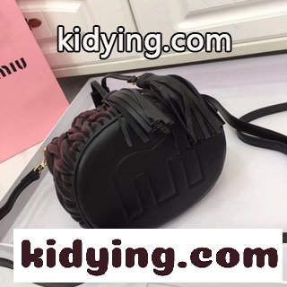 【MIUMIU】ミュウミュウコーナーの新型桶バッグ ミュウミュウ バッグ ショルダーコピー 百着のファッションを調節することができる-3