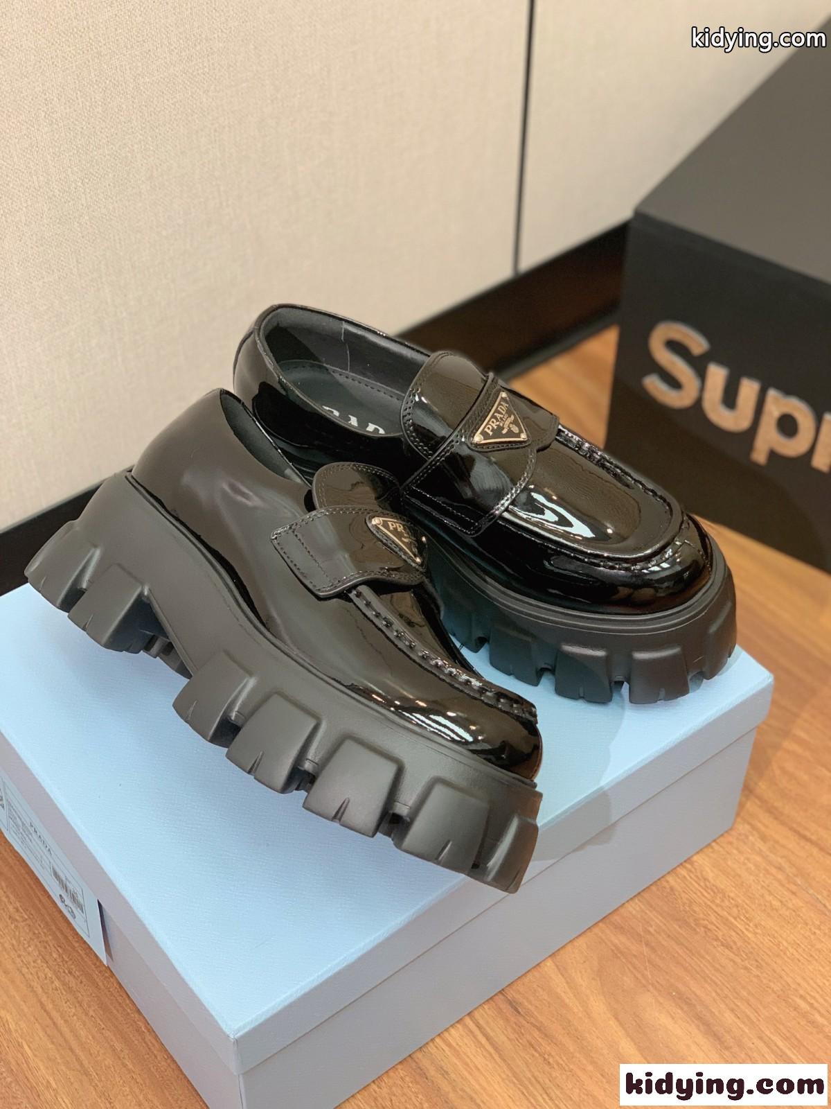 人気 定番 プラダ モノリス パテントレザー ローファー スーパーコピー-2