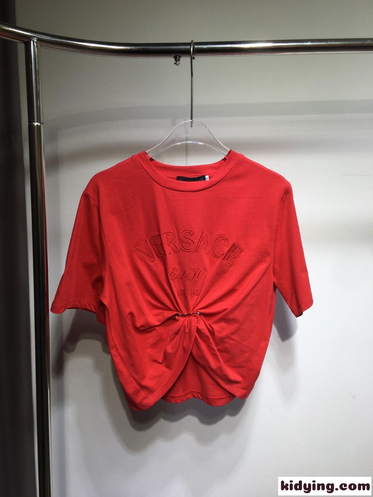 ヴェルサーチェ ミラノ スタンプ クロップ 半袖Tシャツ ヴェルサーチェ Tシャツ コピー レッド-0
