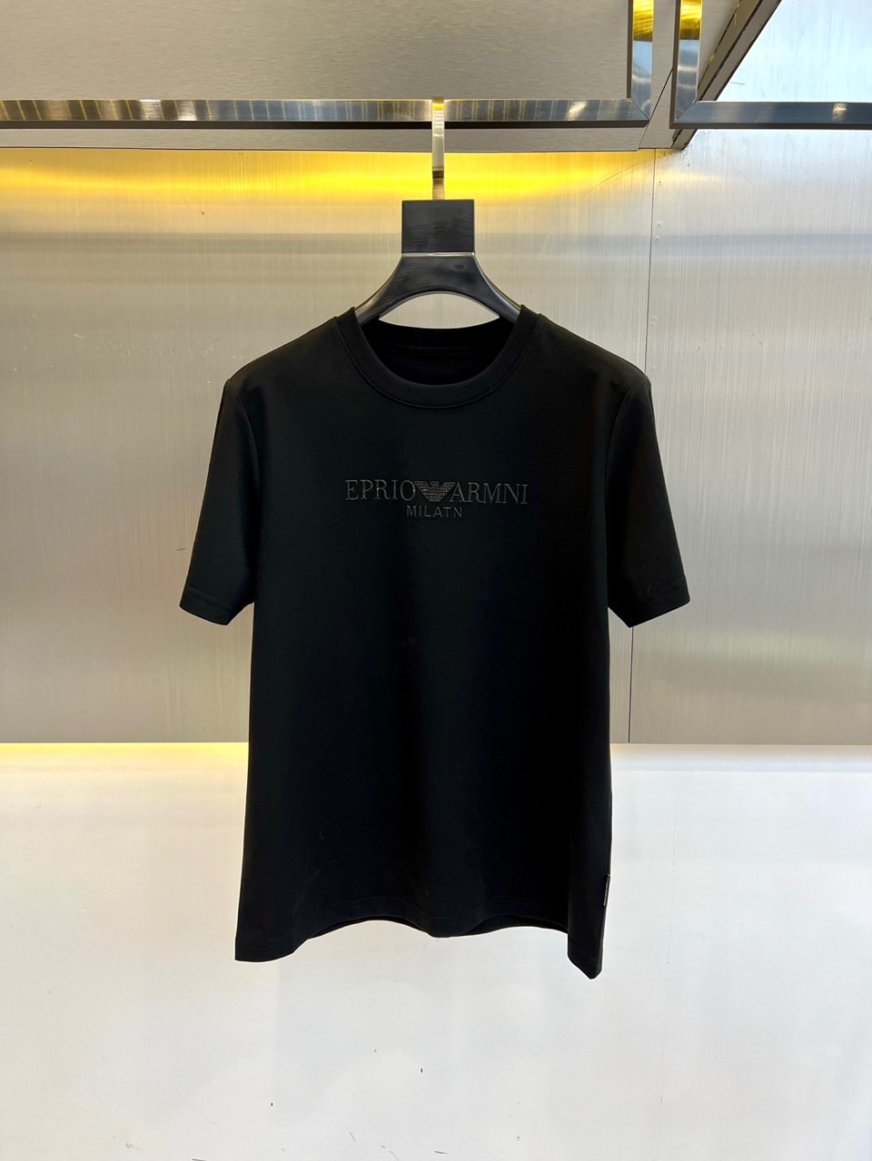アルマーニ Tシャツ 偽物 シンプル ロゴ クルーネック 半袖Tシャツ ブラック-0