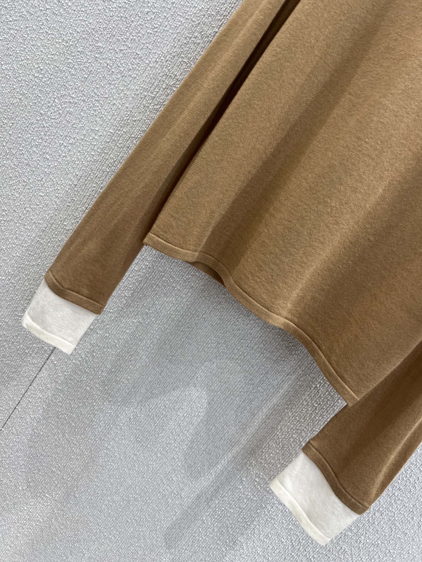 カジュアル 重ね着風 長袖Tシャツ ミュウミュウ Tシャツ コピー キャメル-3