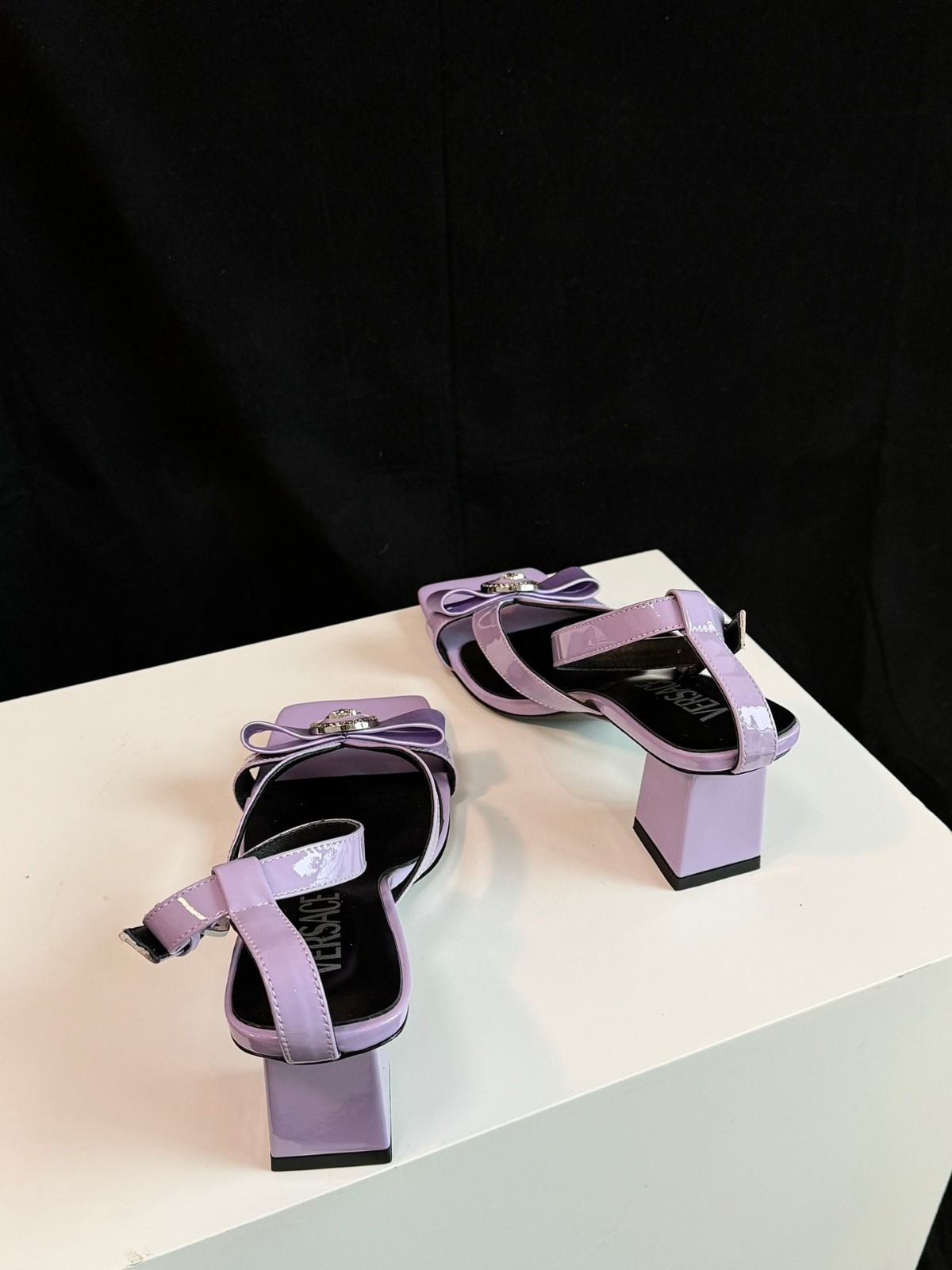 ジャンニ リボン レザー サンダル 6.5cm ヴェルサーチェ パンプス スーパーコピー パープル-3