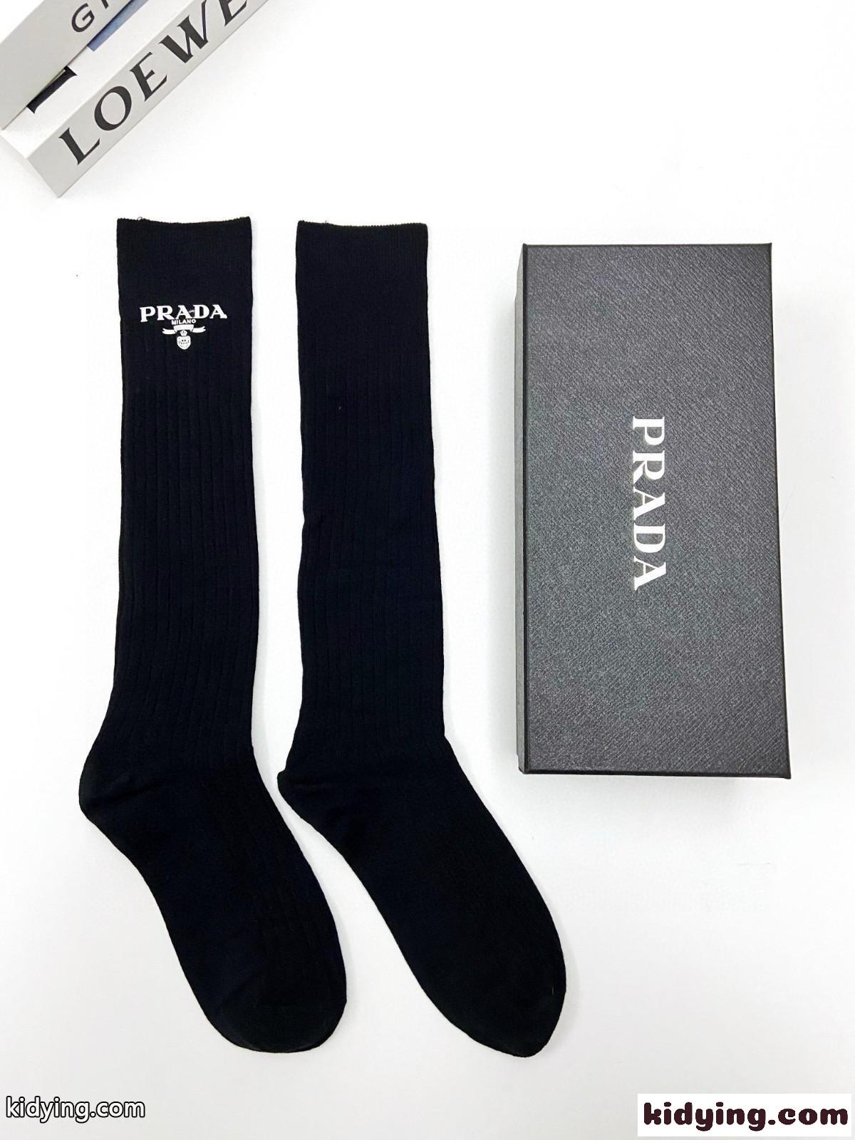 合わせやすい シンプル プラダ 靴下 偽物 上品 ロゴ入り ロングソックス ブラック-1