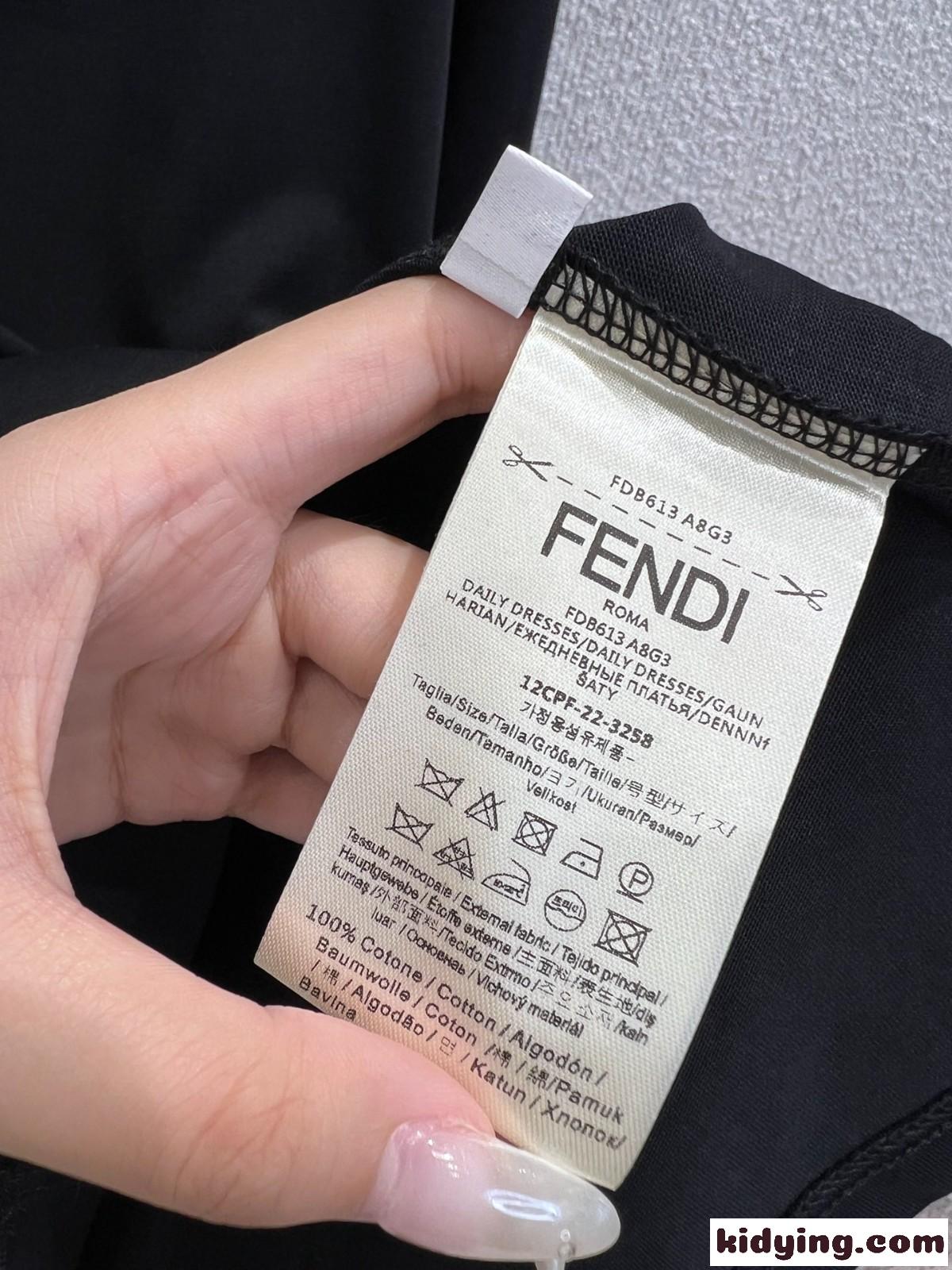 シンプル ロゴ入り 長袖Tシャツ フェンディ Tシャツ 偽物 コットン ブラック-5