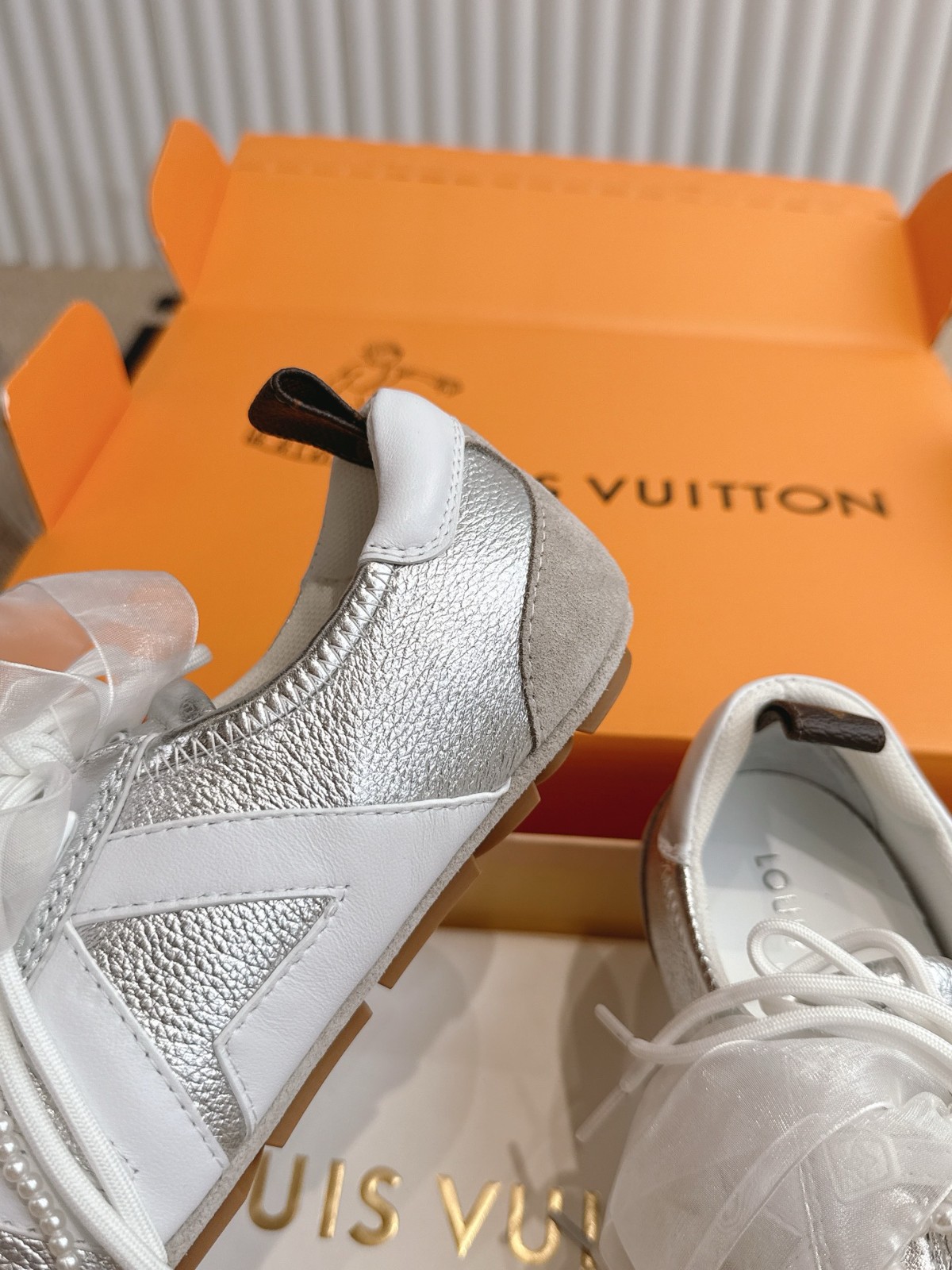 メタリックレザー LV スニーカリーナ ルイ・ヴィトン スニーカー スーパーコピー-1