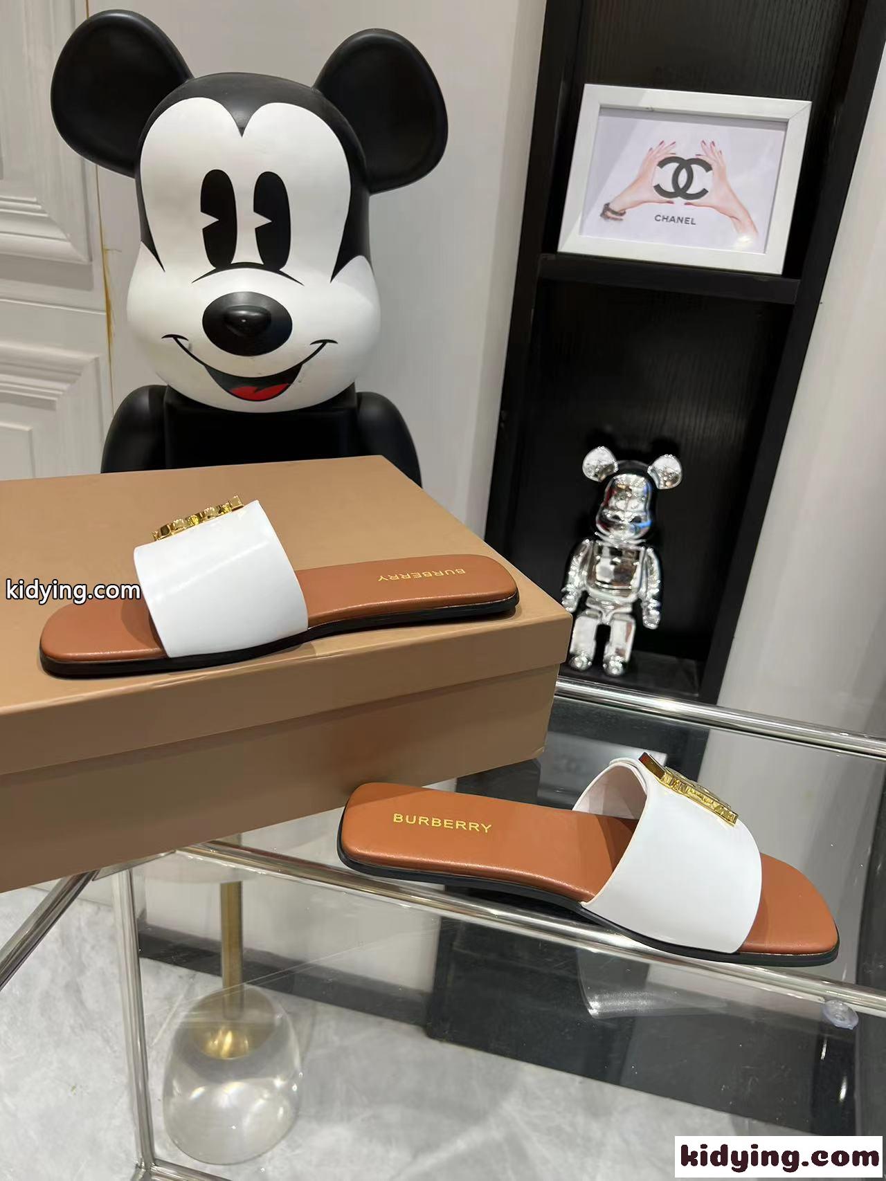モノグラムモチーフ レザースライド フラットシューズ バーバリー サンダル コピー-3