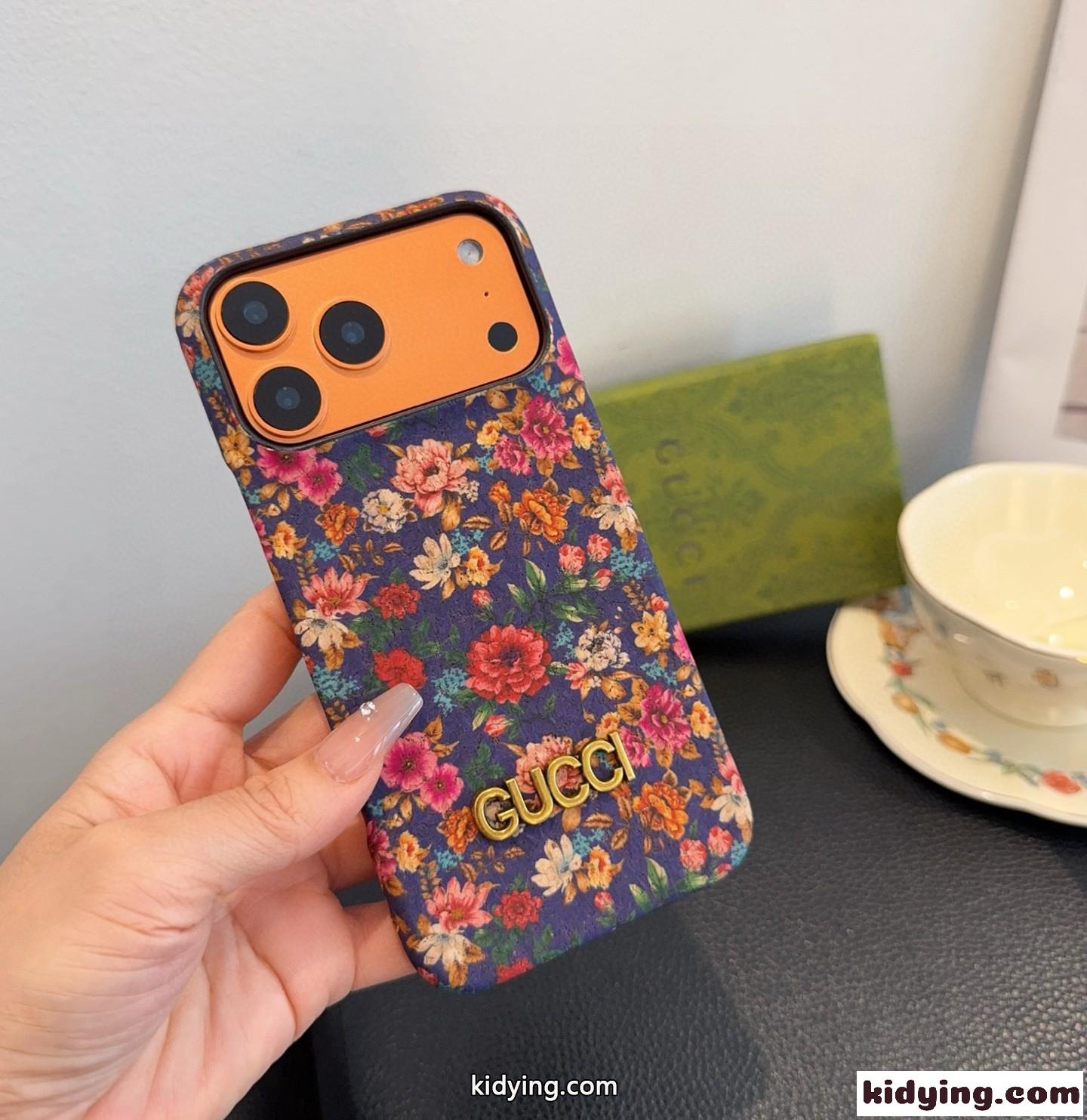 グッチ 携帯ケース 偽物 フローラル柄 iPhoneケース iPhone17 メタルロゴ-2