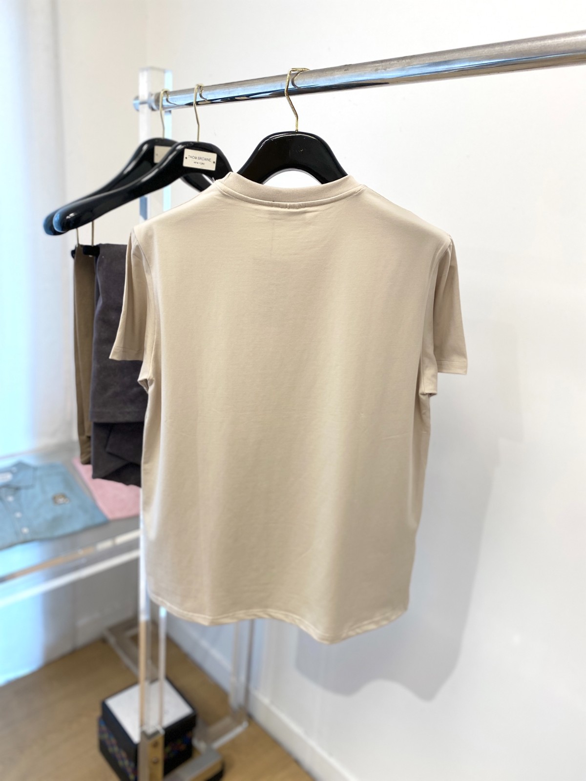 シンプル 洗練された ロゴ 半袖Tシャツ アルマーニ Tシャツ 偽物 ベージュ-3
