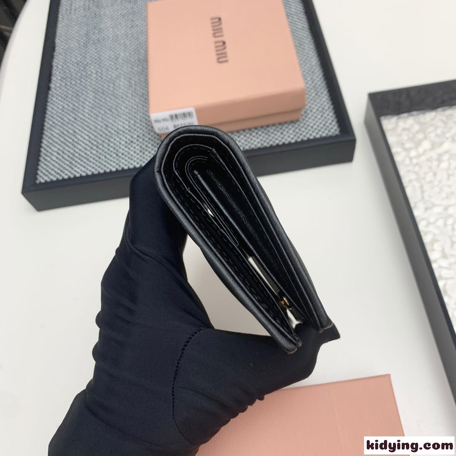 マテラッセ 小銭入れ付き 二つ折財布 ミュウミュウ 財布 コピー ブラック-0