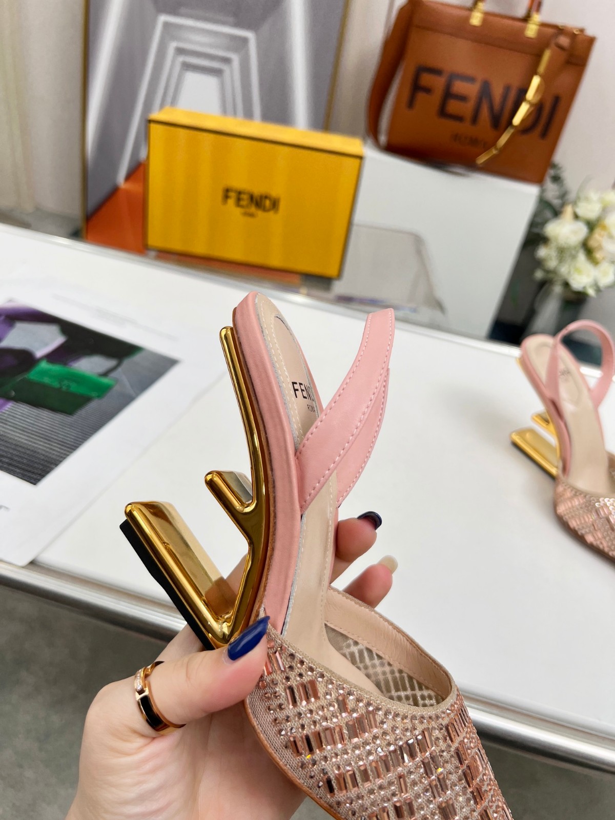 フェンディ ファースト パンプス コピー 女性らしい 上品 ラインストーン レディース-3