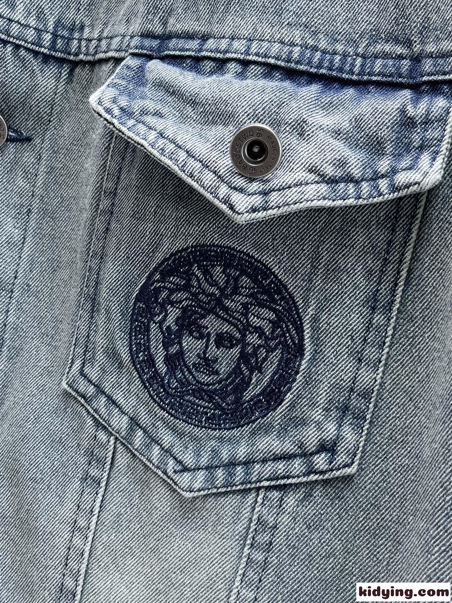 ロゴ 刺繍入り デニムジャケット ヴェルサーチェ ジャケット コピー-2