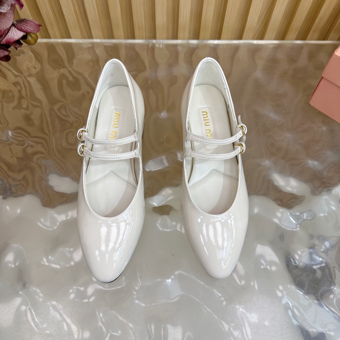 パテントレザー パンプス バックル付き ミュウミュウ スーパーコピー ホワイト-0
