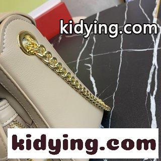 マイケルコース バッグ 使いやすいコピー 両肩に背をつけて脇に斜めにかける 片肩が斜めにまたがっているのがとてもスタイリッシュです-2