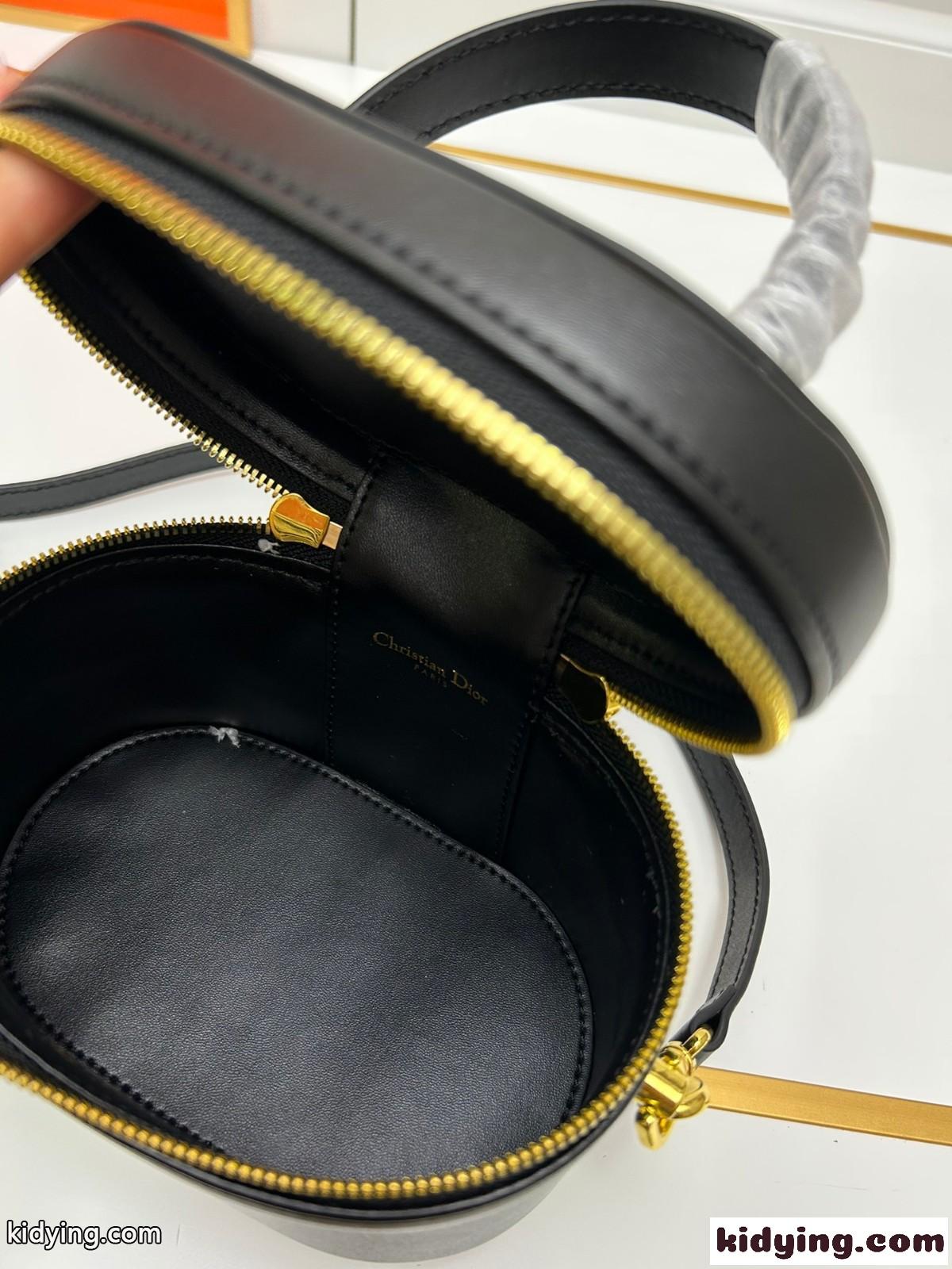 コロンとした形が可愛い DIOR SIGNATURE ヴァニティ スモール ショルダーバッグ コピー ブラック-4
