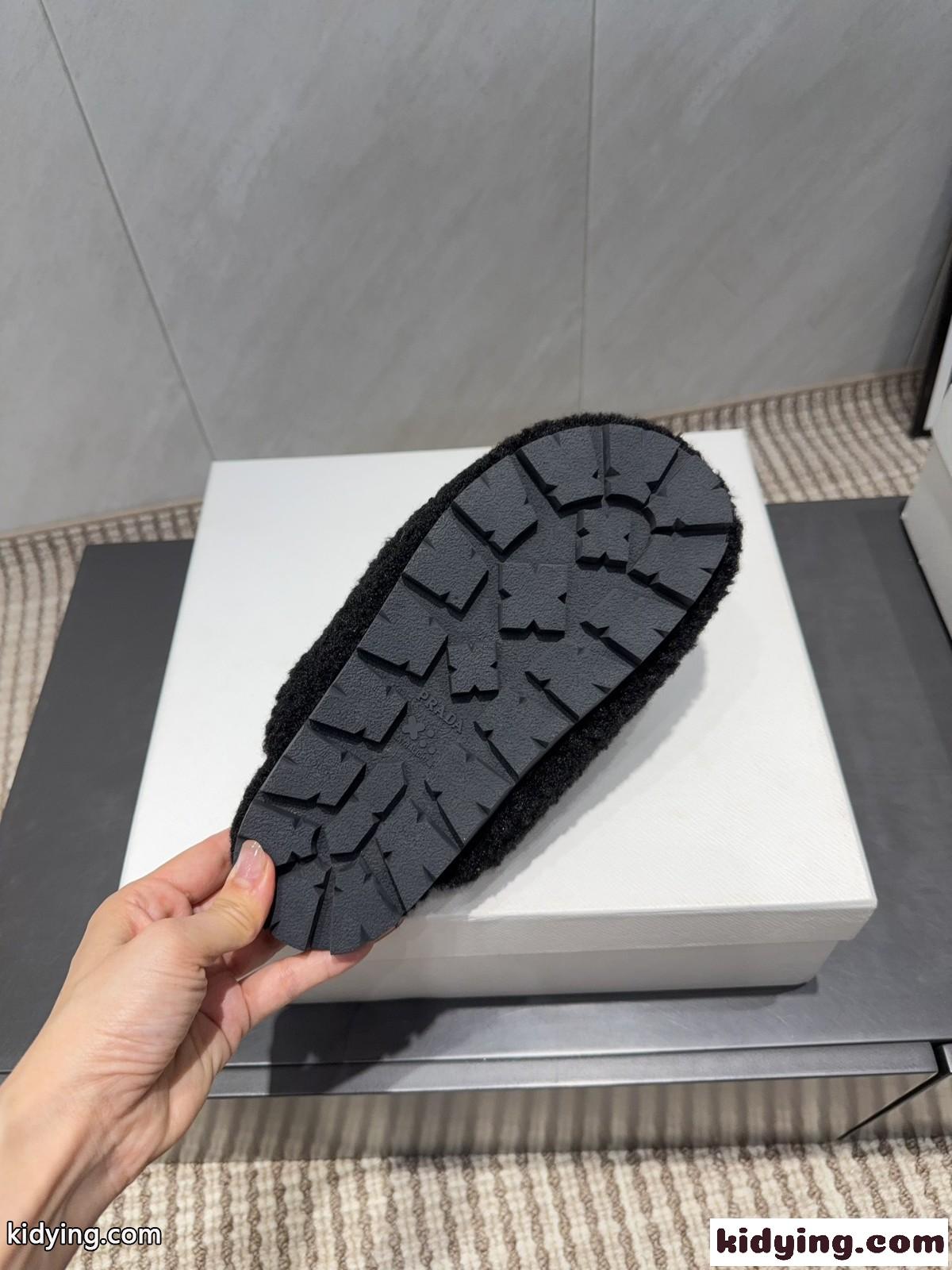 プラダ サンダル スーパーコピー ふわふわ ムートン スリッパ トライアングルロゴ付き ブラック-3