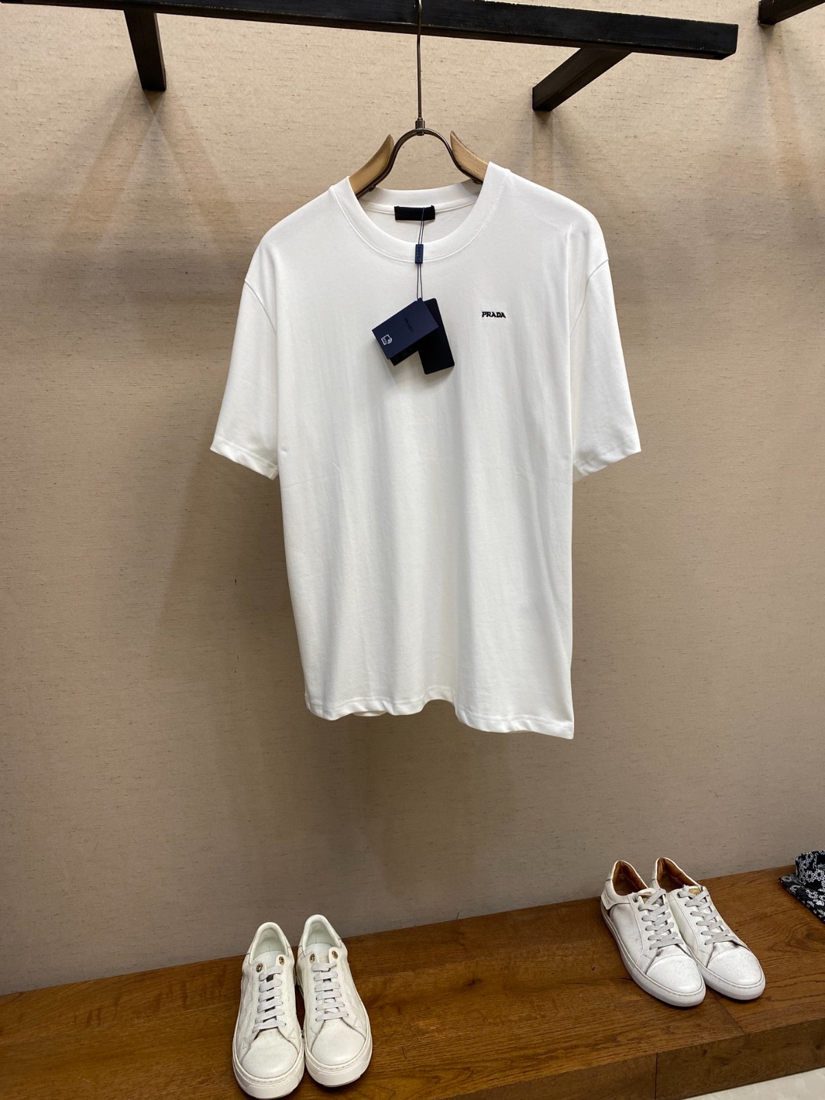 洗練された シンプル ロゴ刺繍 プラダ Tシャツ 偽物 クルーネック ホワイト-0