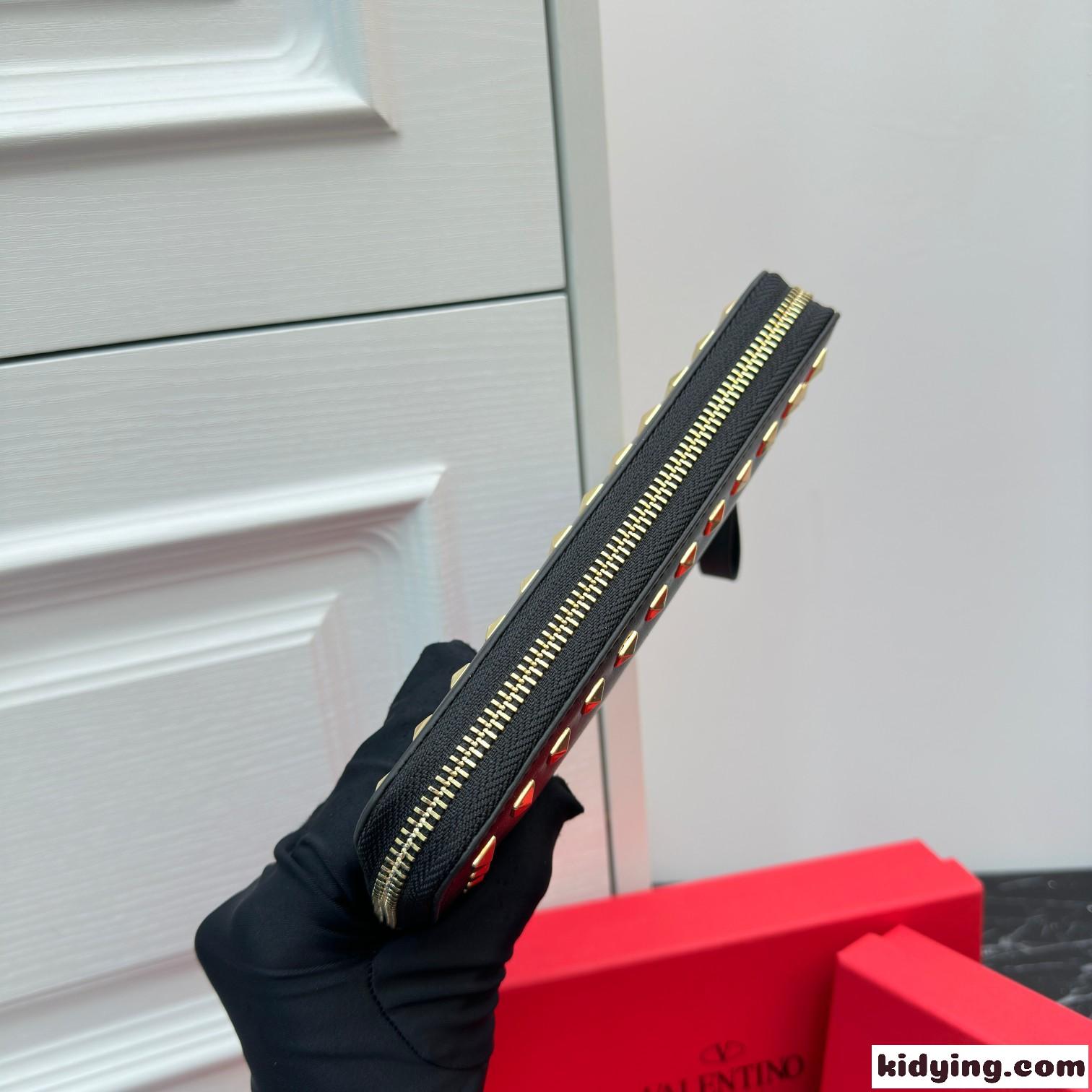 ロックスタッズ カーフスキン ジップウォレット ヴァレンティノ 財布 コピー ブラック-4
