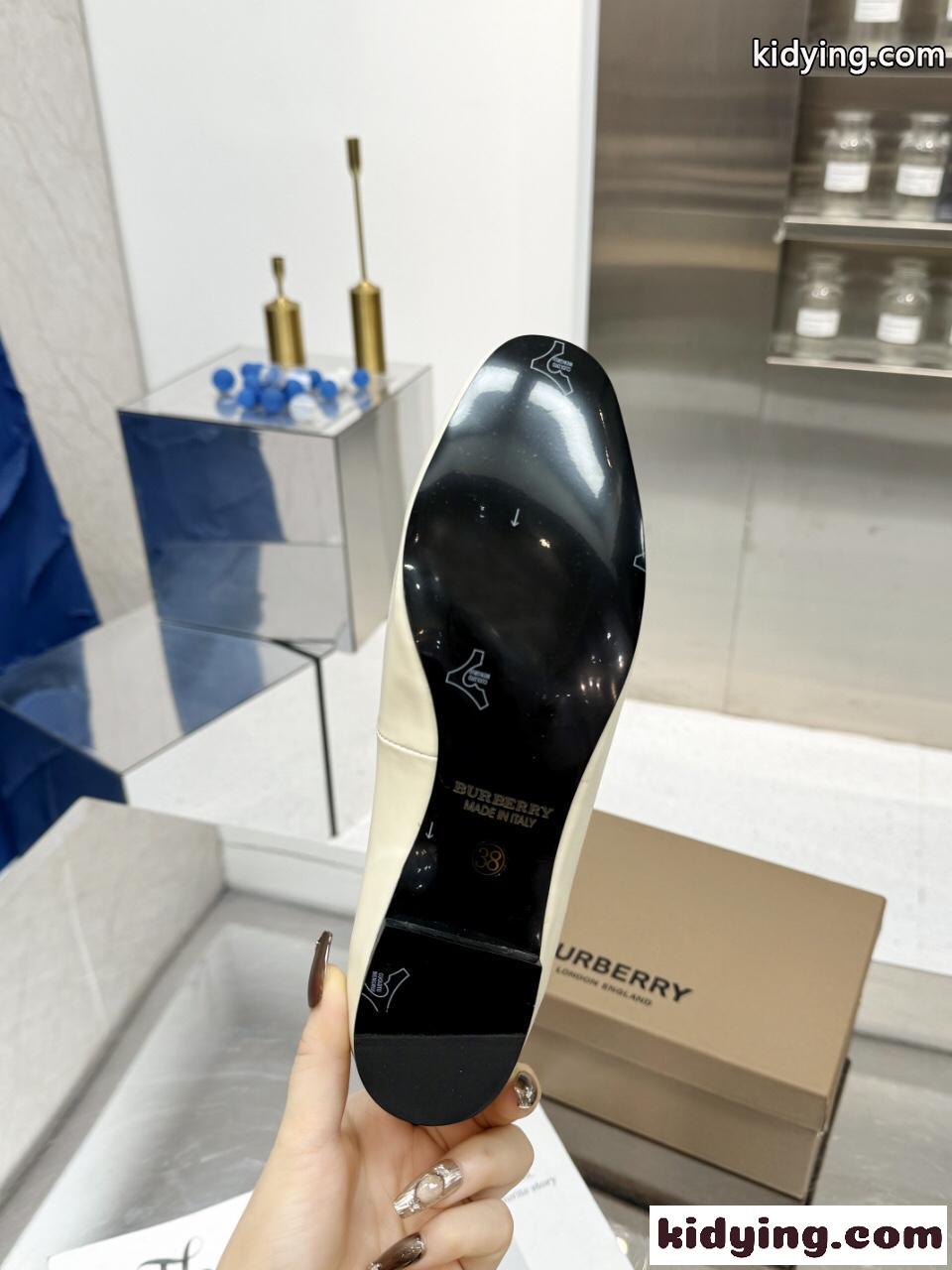 TBモノグラム レザー フラットシューズ バーバリー パンプス コピー ホワイト-3