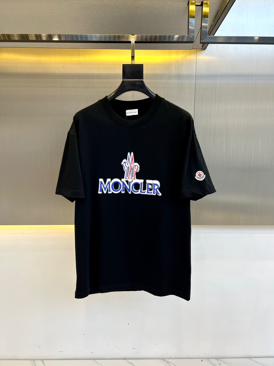 モンクレール Tシャツ コピー カジュアル 刺繍入り クルーネック コットン 半袖Tシャツ ブラック-0