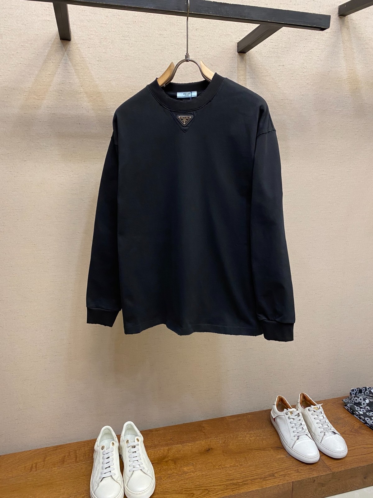 トライアングルロゴ クルーネックスウェットシャツ プラダ Tシャツ 偽物-1