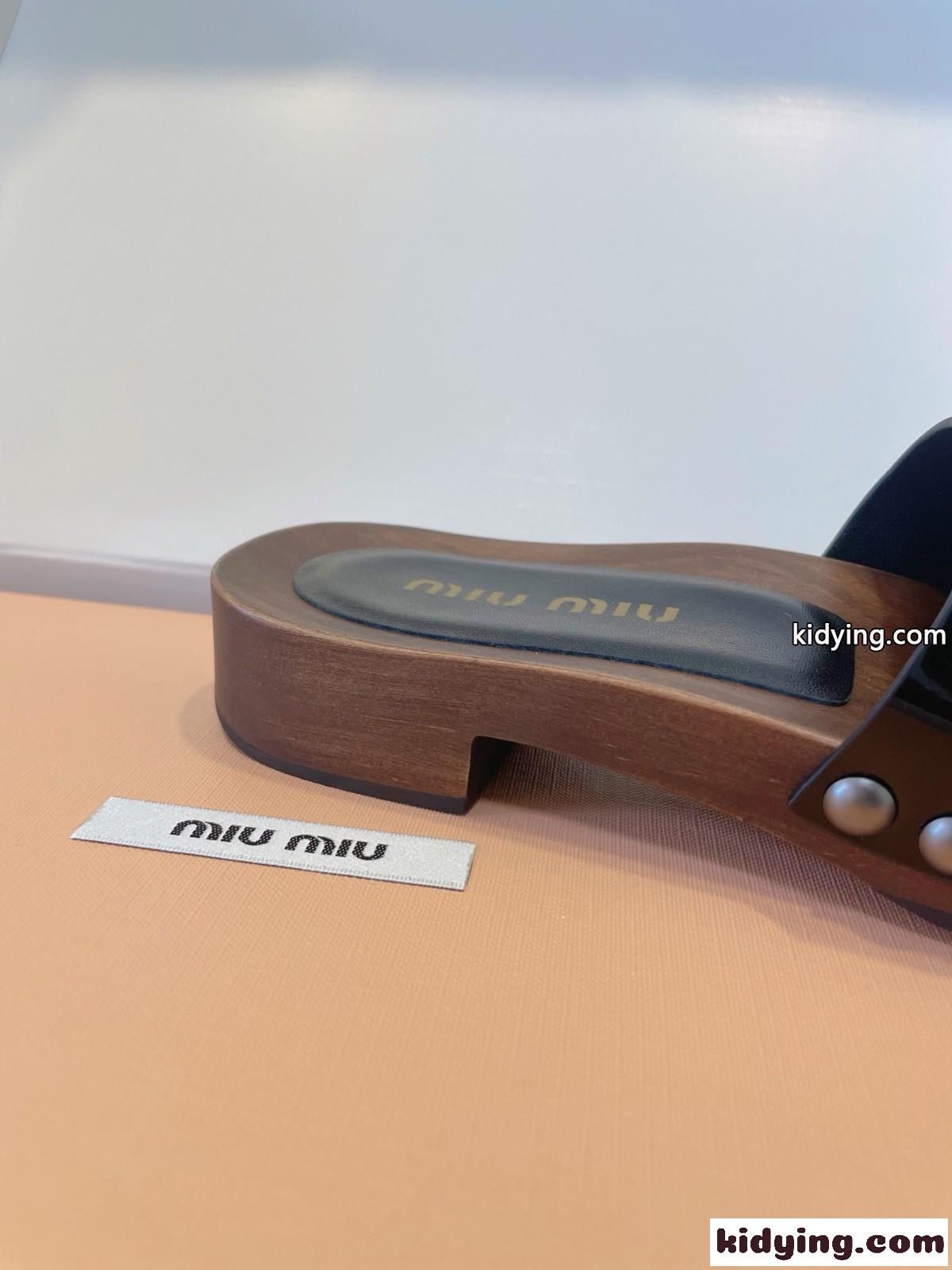 ミュウミュウ サンダル スーパーコピー N級品 パテントレザー クロッグ ブラック-1
