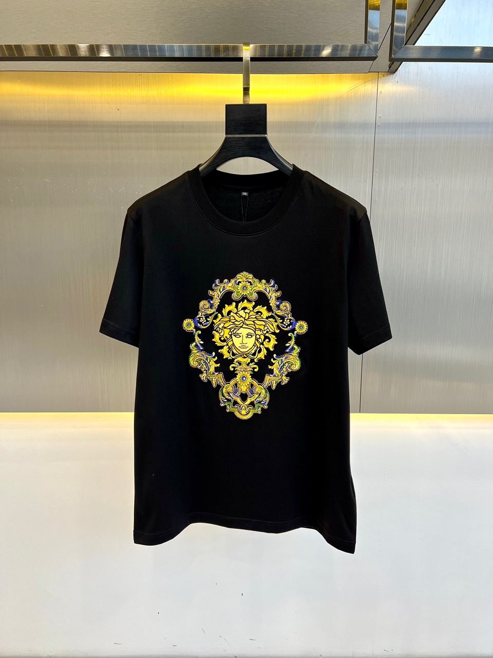 バロック メドゥーサ 刺繍入り ヴェルサーチェ Tシャツ 偽物 半袖Tシャツ ブラック-0