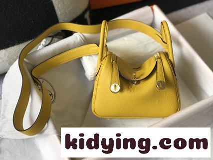 エルメス バッグ オンライン コピー  Lindyの古典的で簡潔な形を残した 縮小したバージョンのほうがかわいいですね-0