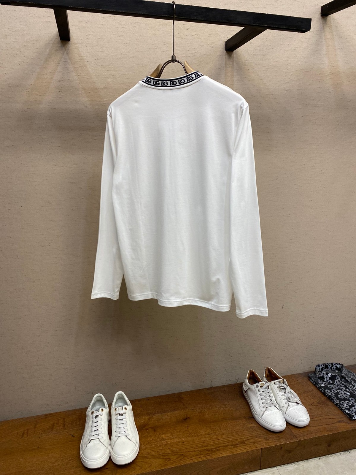おしゃれ ネックロゴ長袖Tシャツ ドルチェ&ガッバーナ Tシャツ コピー ホワイト-1