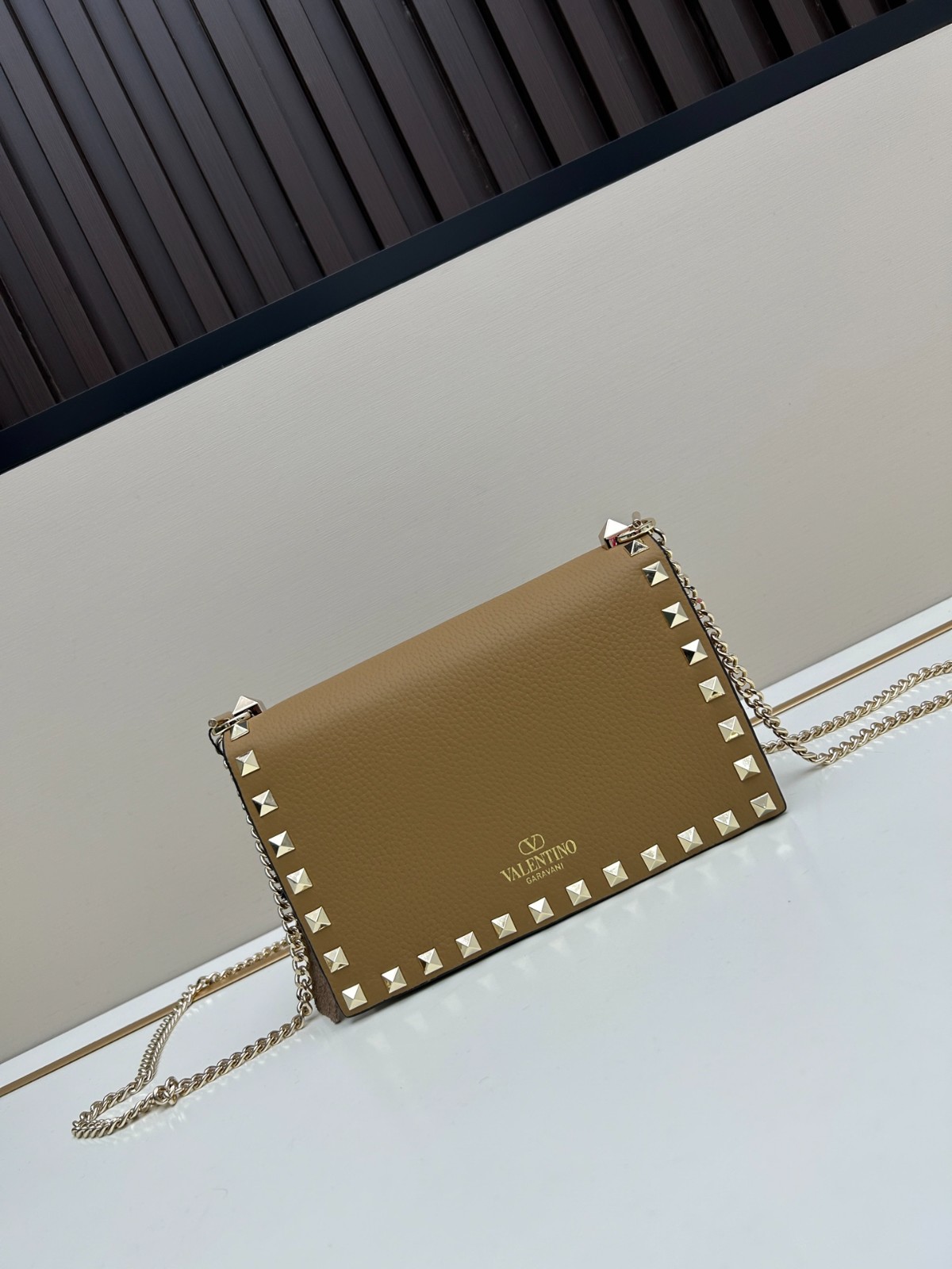 人気 ロックスタッズ ショルダーバッグ ヴァレンティノ バッグ コピー ブラウン-1