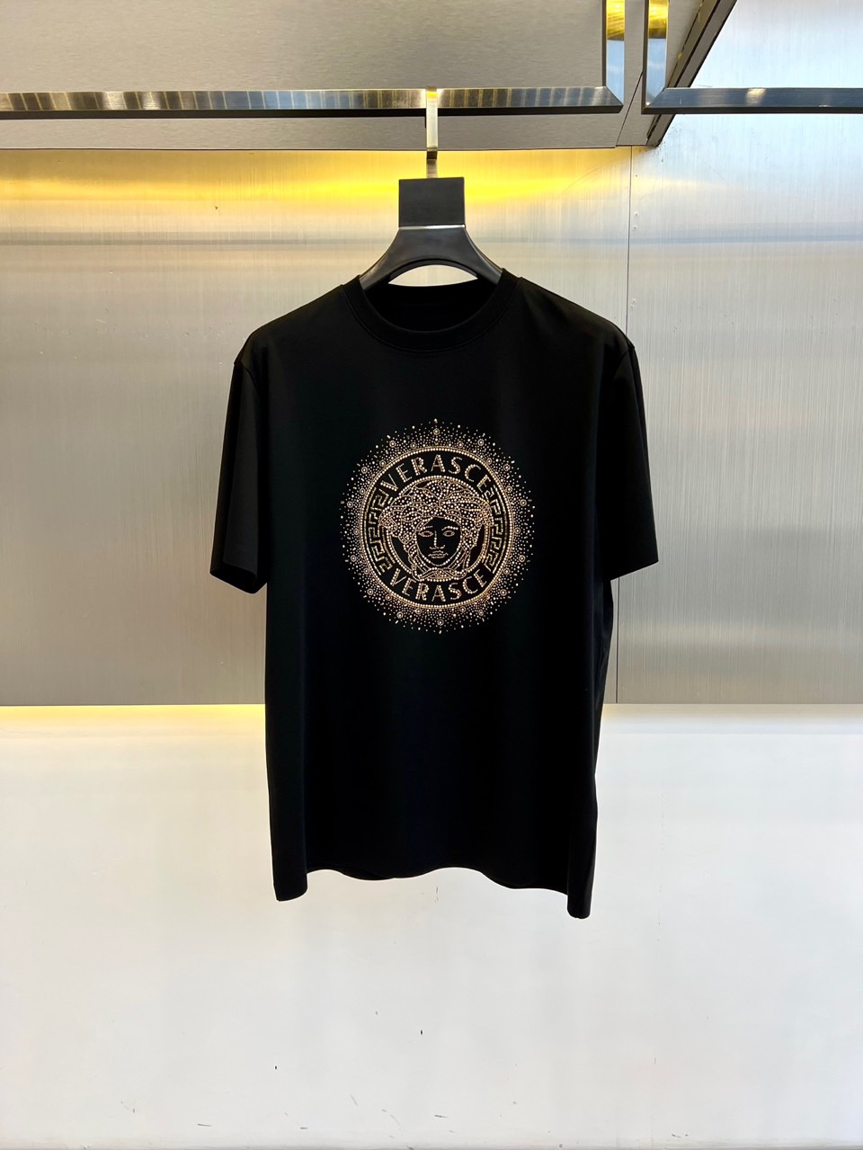 ラインストーンロゴ 半袖Tシャツ ヴェルサーチェ Tシャツ 偽物 ブラック-0