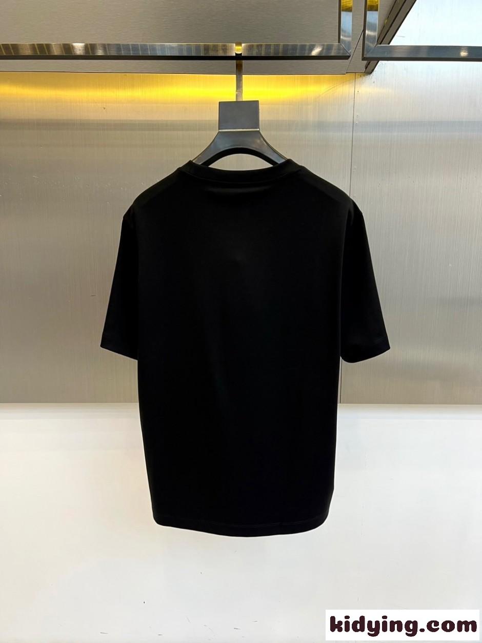遊び心満載 フェンディ Tシャツ 偽物 クルーネック 半袖Tシャツ ブラック-4