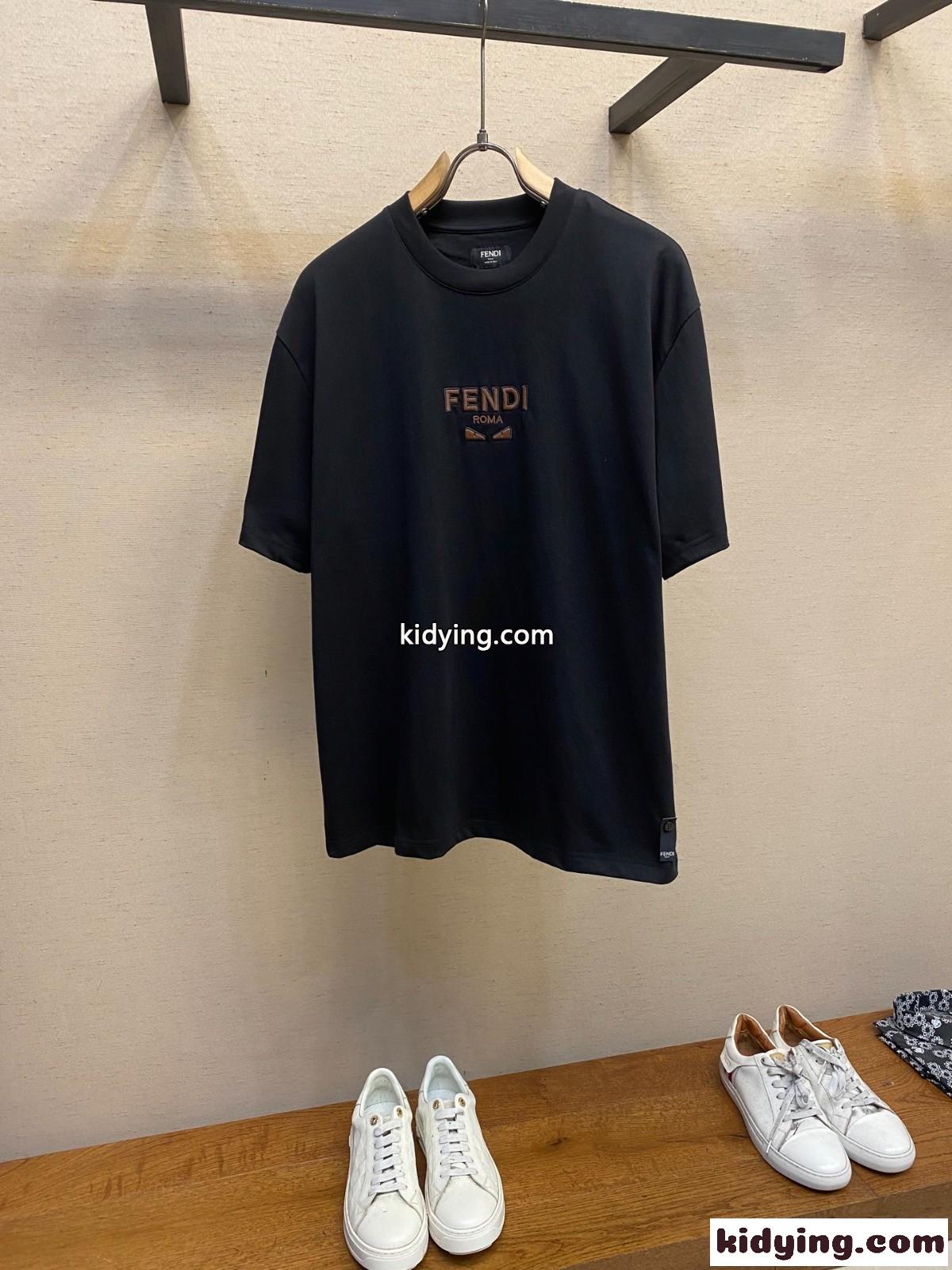 シンプル ロゴ刺繍 クルーネック 半袖Tシャツ フェンディ Tシャツ コピー ブラック-0