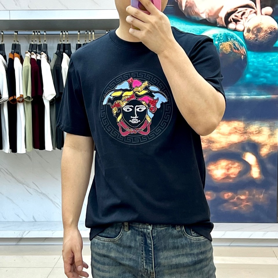 ヴェルサーチェ Tシャツ 偽物 シンプル ロゴ入り 半袖Tシャツ ブラック-1