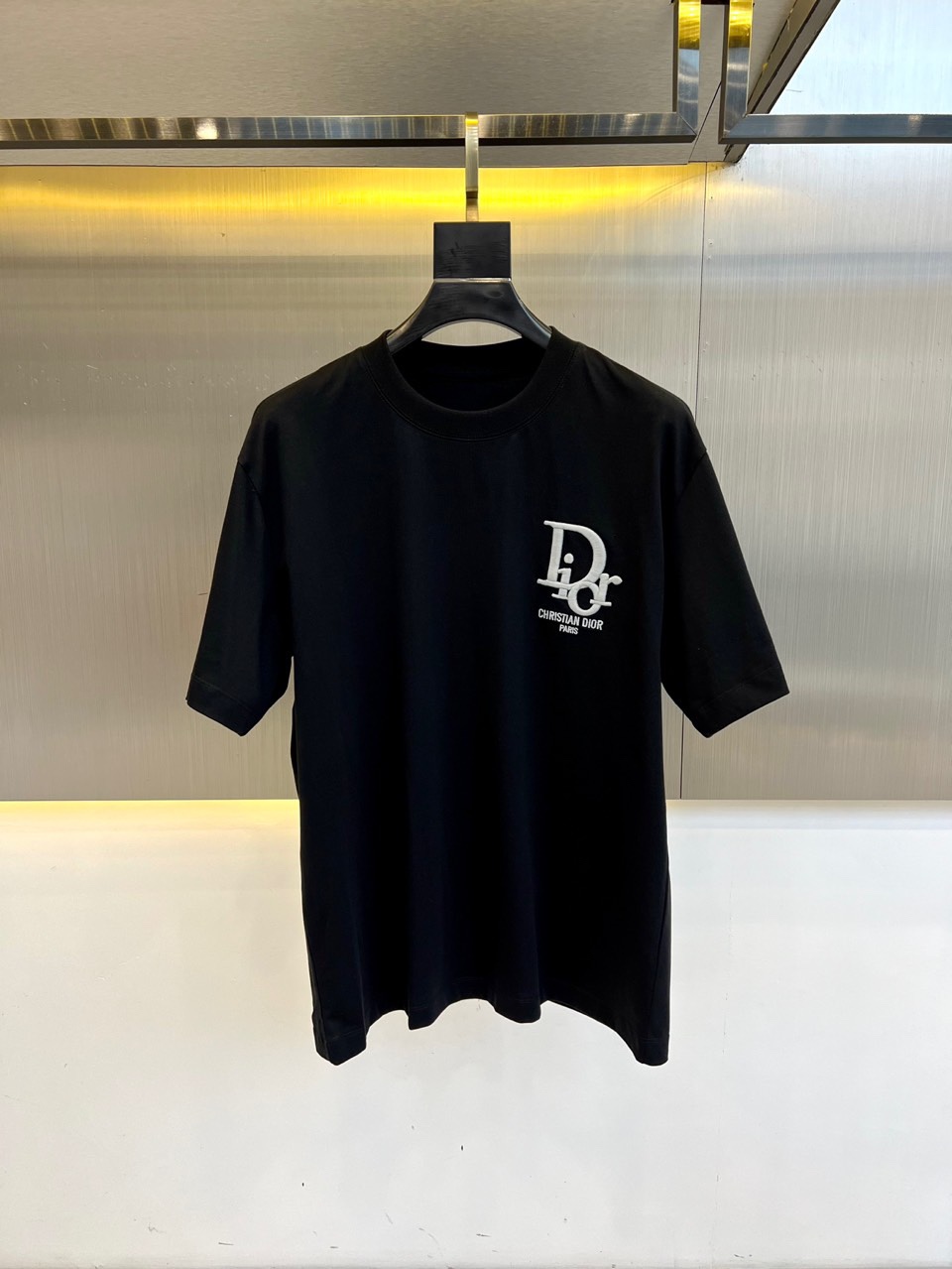 目を引く ロゴ刺繍 クリスチャン・ディオール Tシャツ 偽物 クルーネック ブラック-0