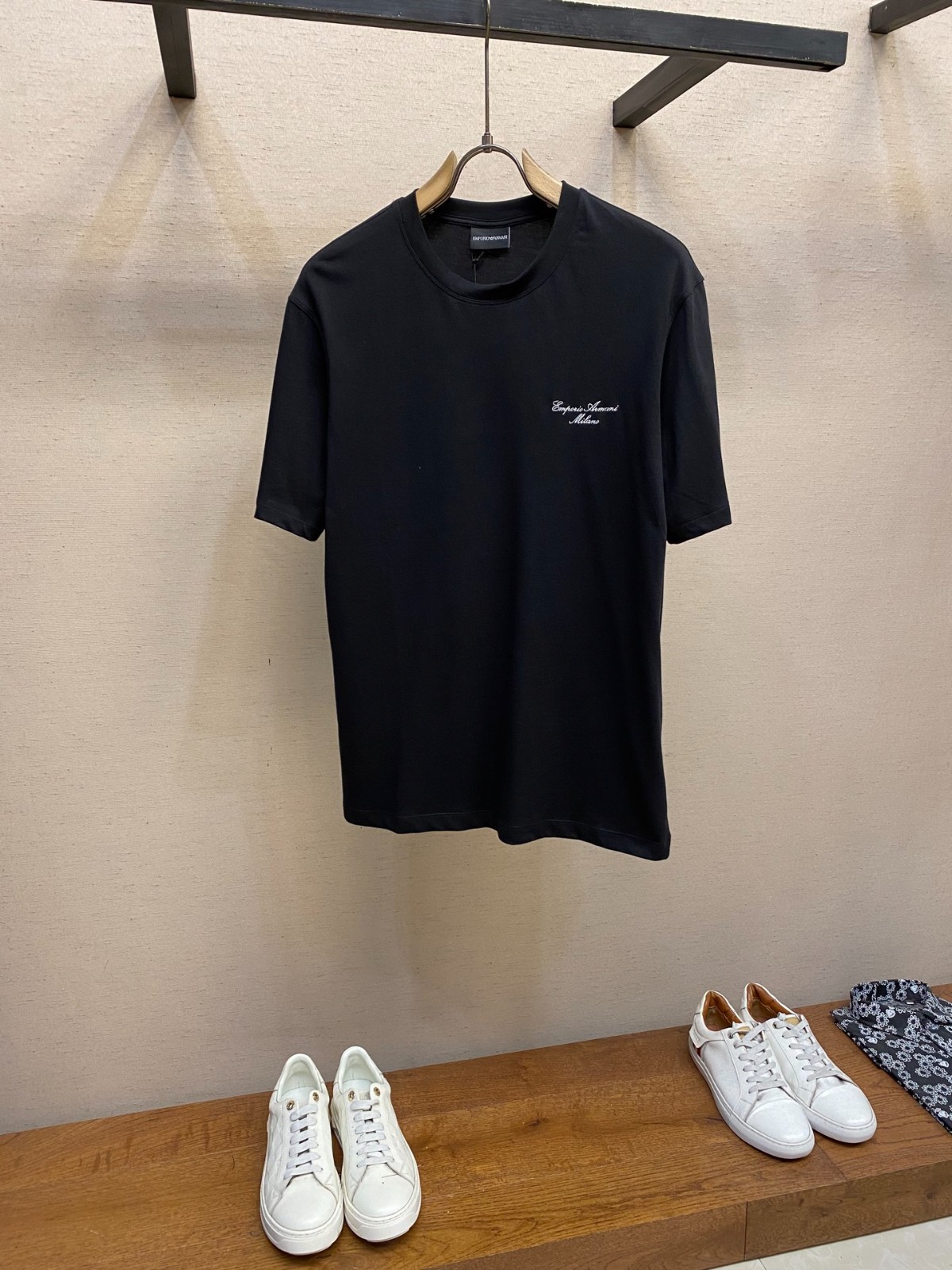 洗練された ロゴ刺繍 クルーネック アルマーニ Tシャツ 偽物 コットン ブラック-2
