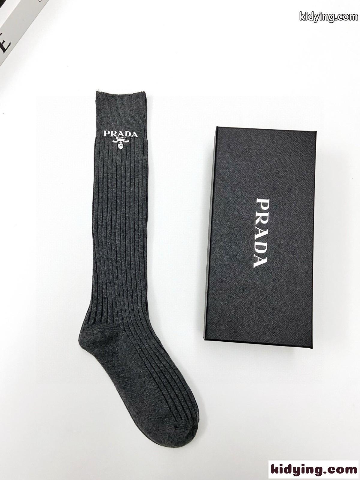 シンプル 上品 ロゴ入り ロングソックス プラダ 靴下 偽物 合わせやすい グレー-0