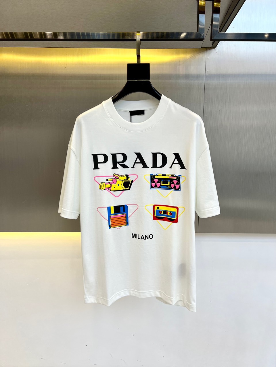 目を惹く プリント クルーネック 半袖Tシャツ プラダ Tシャツ 偽物 ホワイト-0