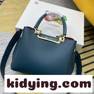 コーナー裁断手法は 輸入の小さめの牛革を採用し クロコダイルの紋様と合わせて 質感が柔らかい プラダバック お手入れ コピー-4
