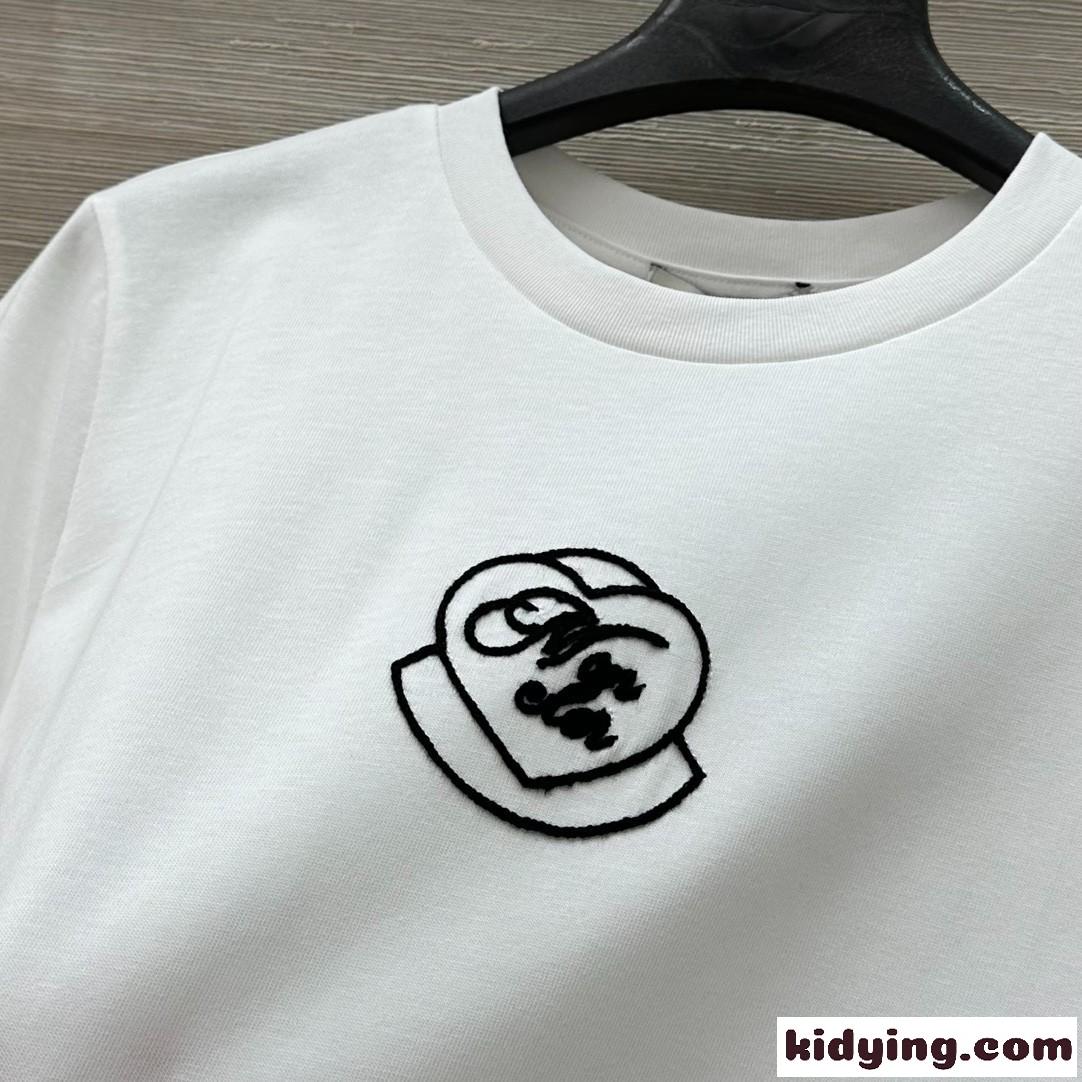 シンプル モンクレール Tシャツ 偽物 ハート ロゴ刺繍 コットン 半袖Tシャツ ホワイト-1