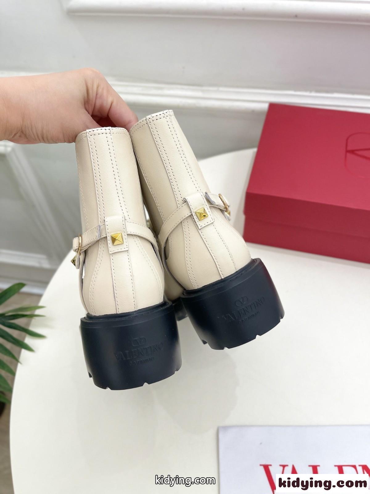 ロックスタッズ カーフスキン ビートルブーツ ヴァレンティノ ブーツ コピー ホワイト-2