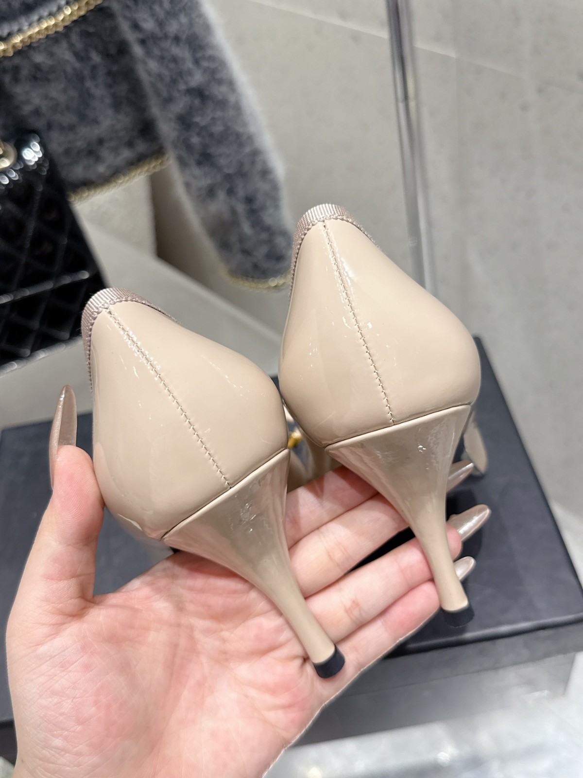 オペラ ボウ パテント パンプス ヴェルサーチェ スーパーコピー ハイヒール ベージュ-4