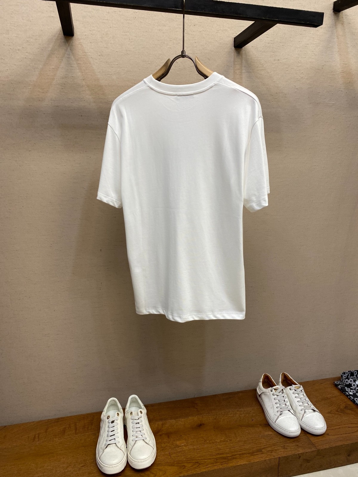 洗練された シンプル ロゴ刺繍 プラダ Tシャツ 偽物 クルーネック ホワイト-1