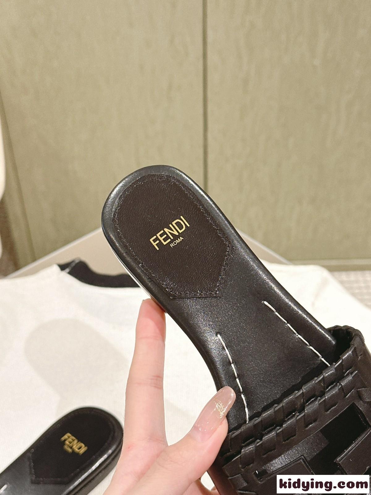 人気 バゲット レザー スライド フェンディ サンダル スーパーコピー ブラック-4