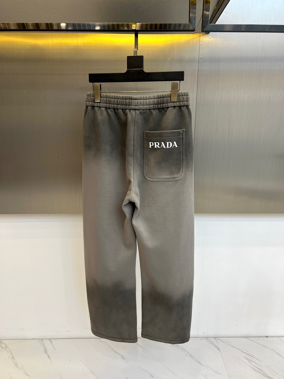 スタイリッシュ カジュアル スウェットパンツ プラダ パンツ 偽物 ロゴ入り-3