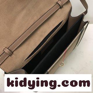 バーバリー バッグ 安い コピー  バックパックにはオープン内部の仕切りと外側のジッパーポケットがあり 持ち物を簡単に収納できます-3
