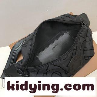 バーバリー バッグ メンズコピー ストラップを使って斜めに背負うか 腰につけて持ち運ぶことができます-0