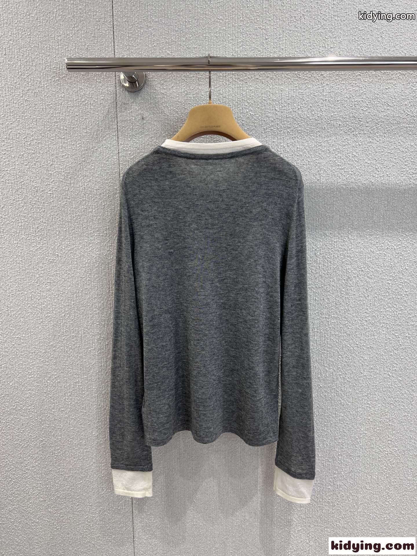 カジュアル 重ね着風 長袖Tシャツ ミュウミュウ Tシャツ コピー グレー-2
