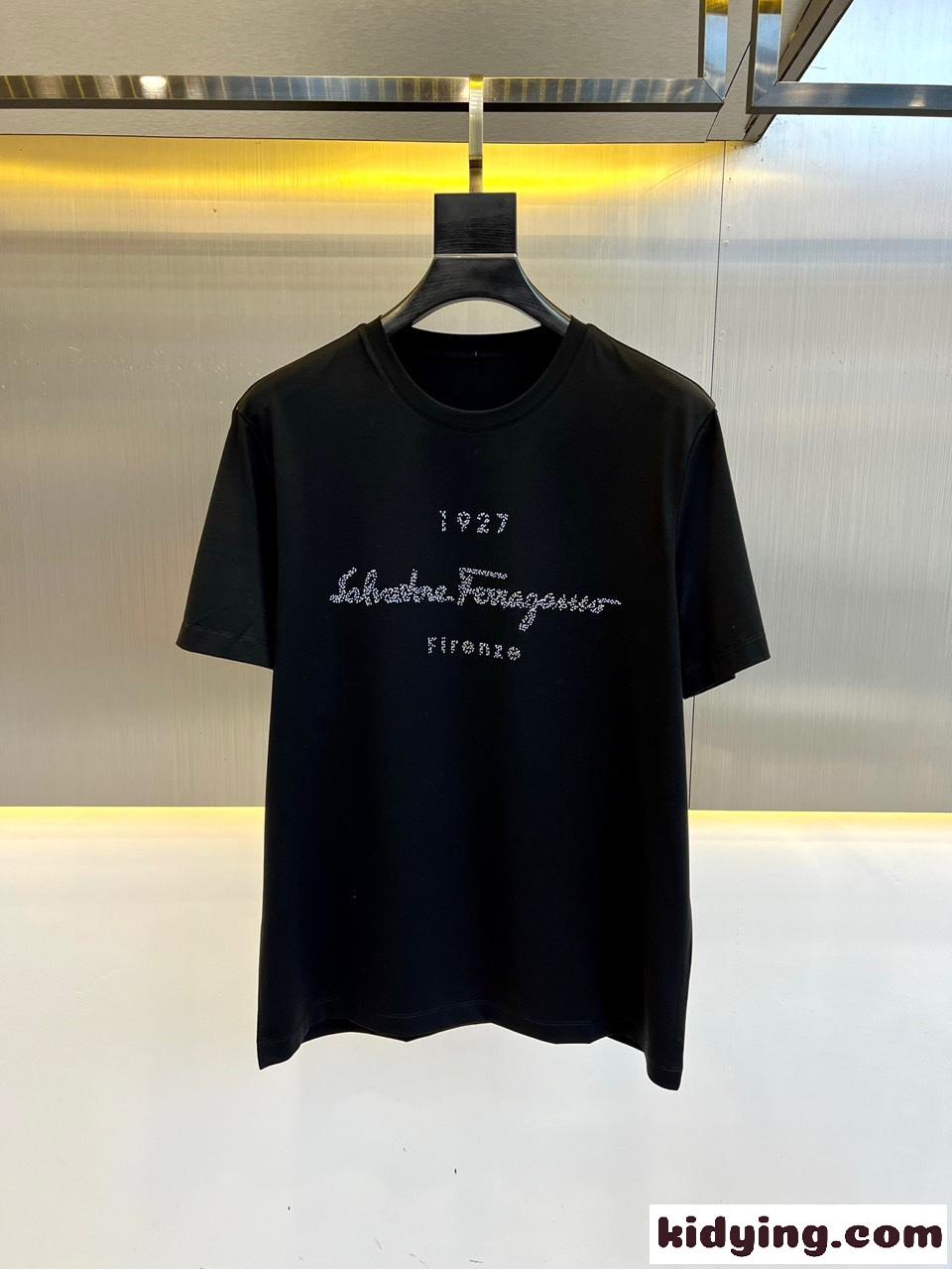 サルヴァトーレ・フェラガモ Tシャツ コピー シンプル ロゴ入り 半袖Tシャツ ブラック-0