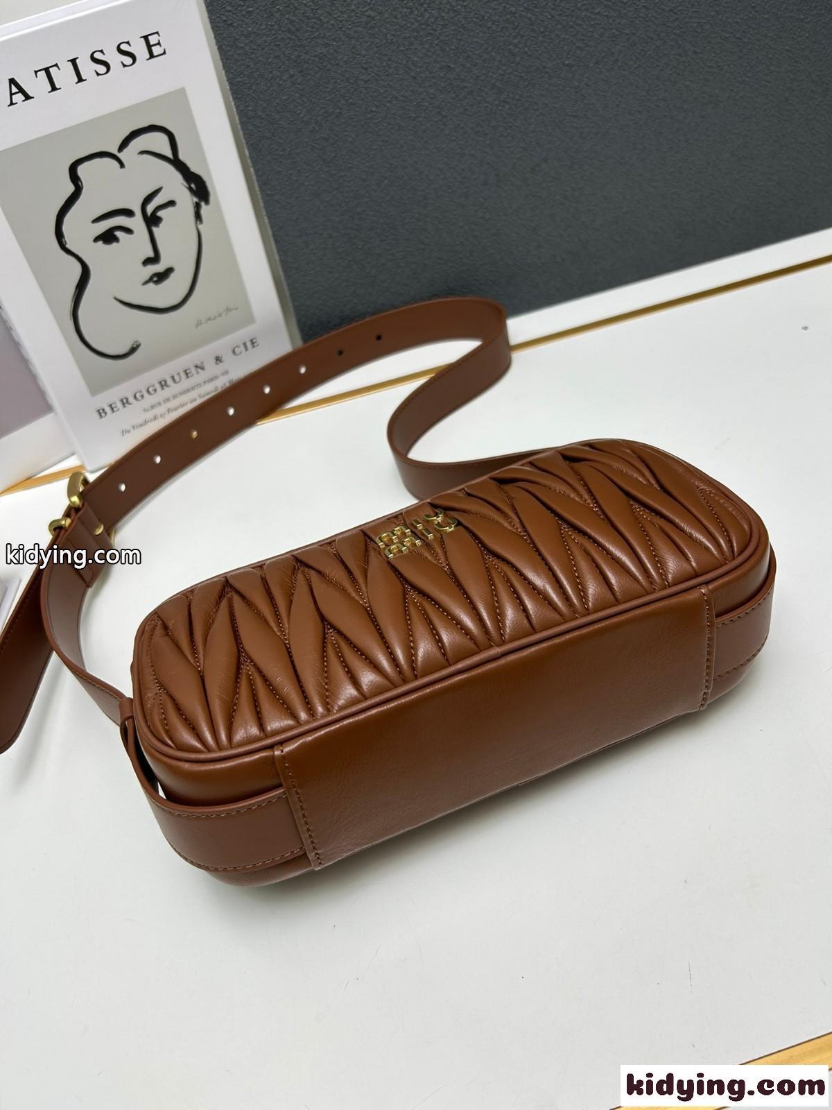 女性らしい マテラッセレザー ショルダーバッグ ミュウミュウ バッグ コピー ブラウン-0