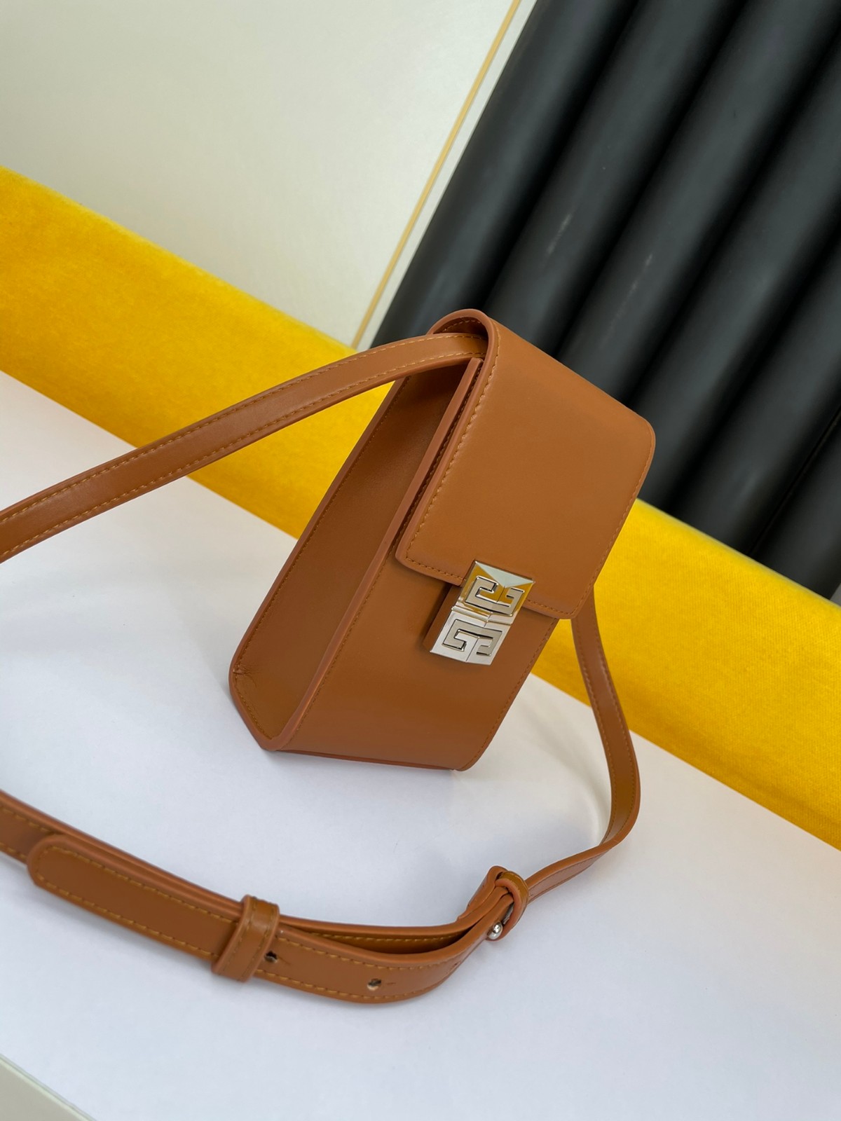 おしゃれ カジュアル 上品 ミニ 4G ジバンシィ バッグ コピー ポーチ 斜め掛け-1